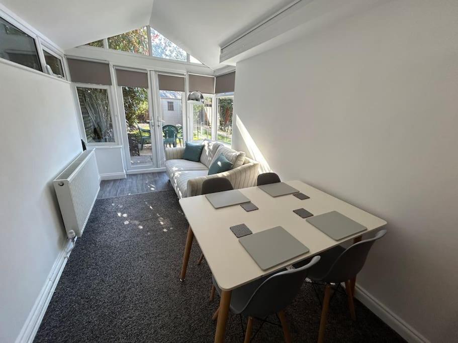 Modern & Spacious 4 Bedroom Home Crewe Exterior photo